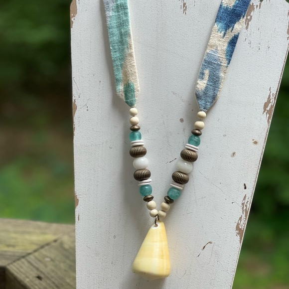 Boutique shell necklace - Picture 3 of 7